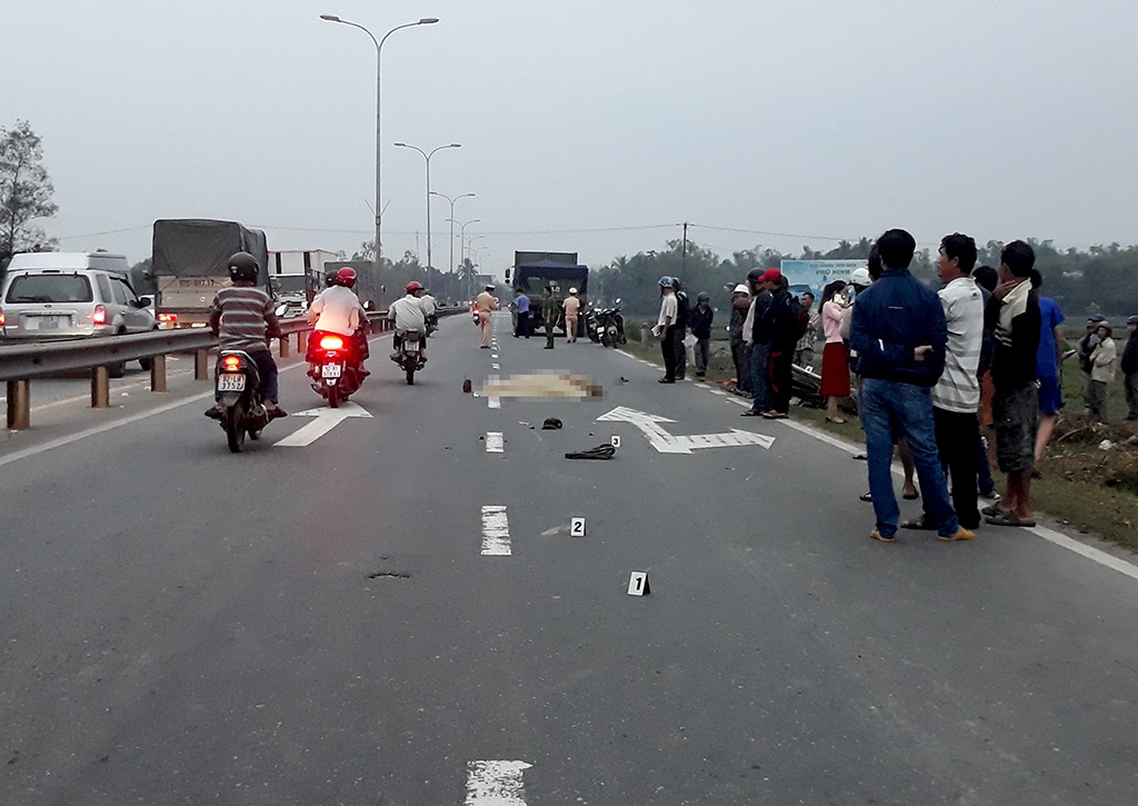 Nguoi dan ong tu vong khi chuyen lan hinh anh