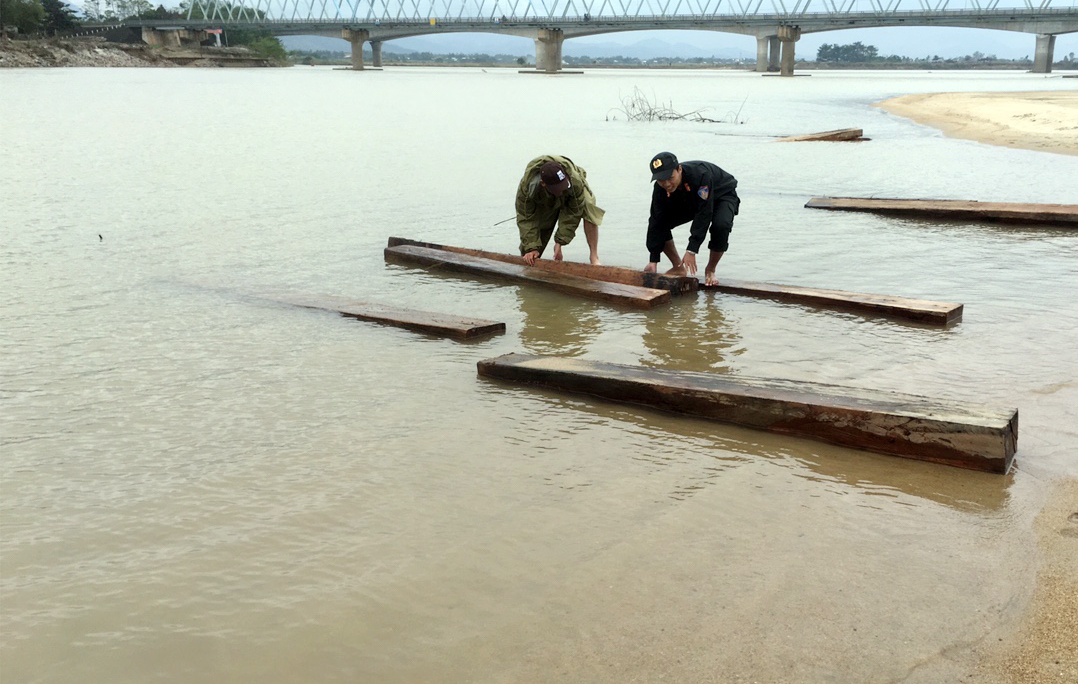 Cảnh sát lặn sông tìm gỗ lậu ảnh 2 Canh sat lan song tim go lau anh 2