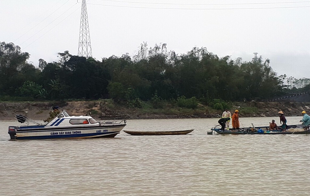 Canh sat lan tim go lau lam tac bo lai tren song hinh anh
