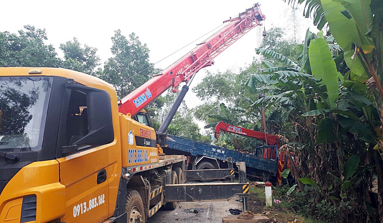 xe khach dam duoi xe tai anh 2