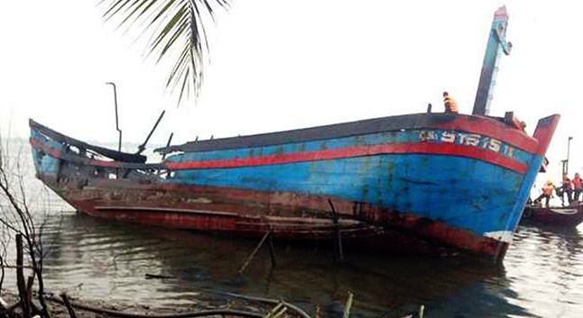 Tau ca boc chay trong dem, ngu dan thiet hai tien ty hinh anh