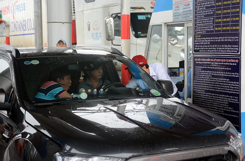 Tai xe phan doi qua tram thu phi Tam Ky anh 1