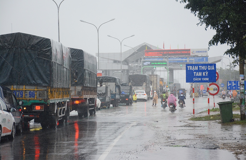 Tai xe 'co thu' o tram BOT Tam Ky, yeu cau nhan vien noi ly do thu phi hinh anh