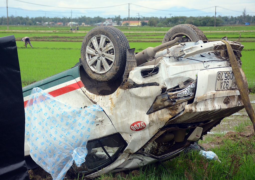 Tong nat hang loat cot moc tren quoc lo 1A, taxi lat ngua giua ruong hinh anh