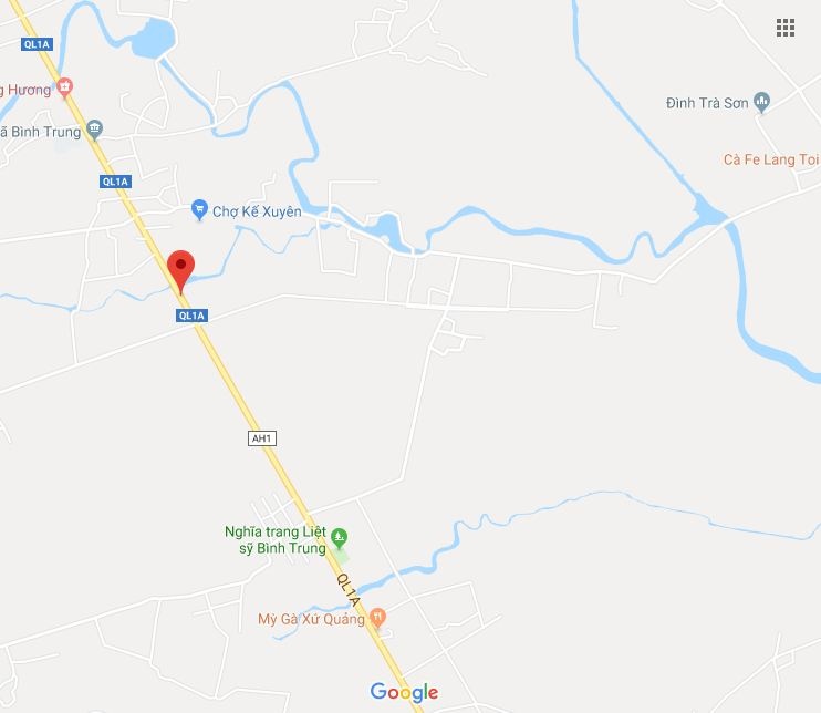 Xe taxi lao xuong ruong giua dem anh 2