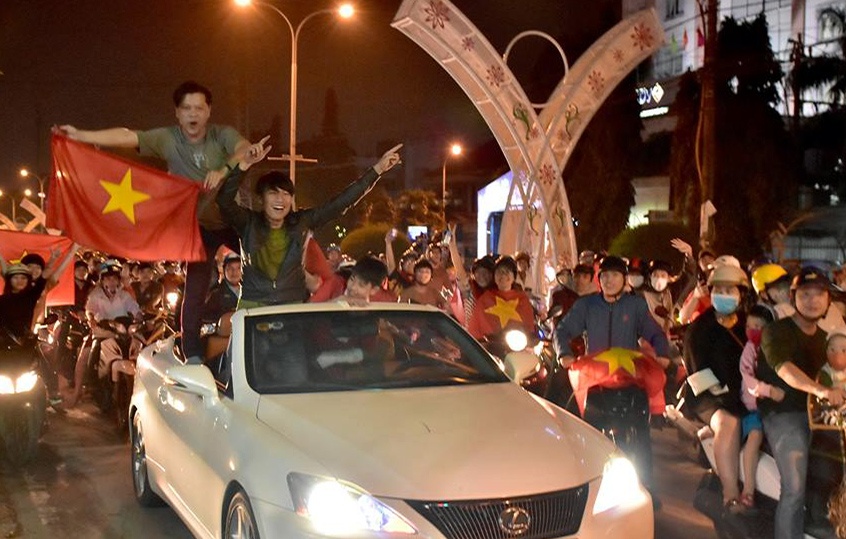 Nguoi Quang Nam xuong duong ho reo chien thang cua U23 Viet Nam hinh anh