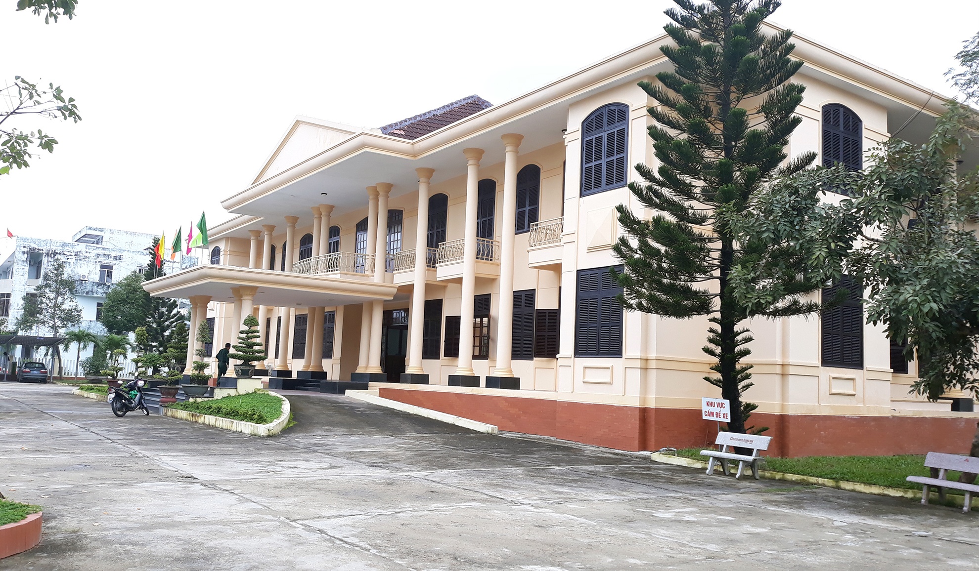 Ong Le Phuoc Hoai Bao bi dinh chi cong tac anh 2