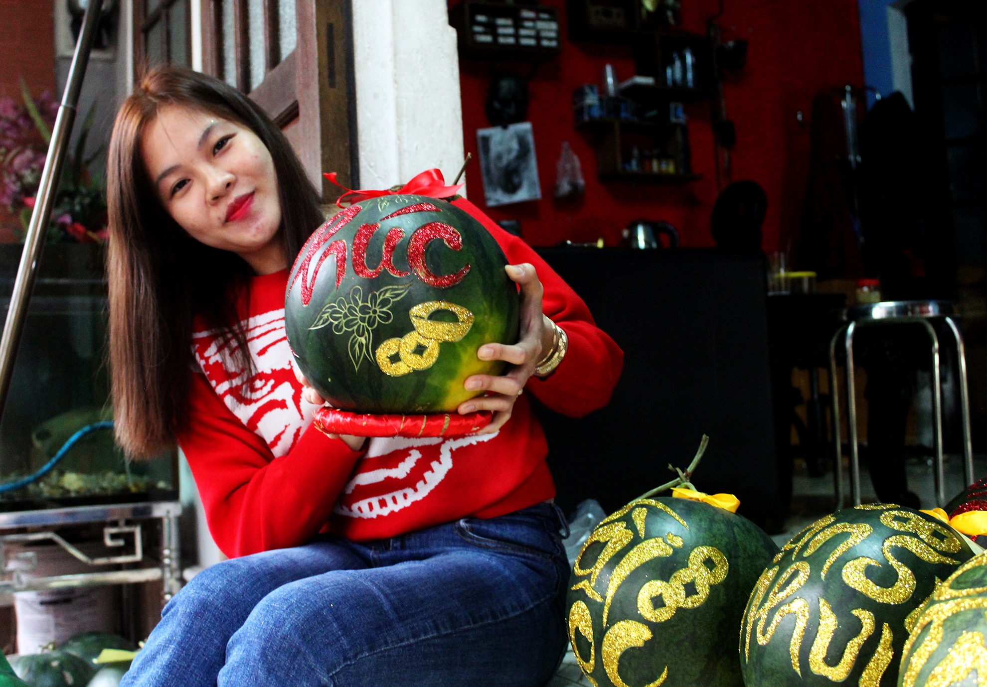 Kiem hang chuc trieu nho khac dua hau ban Tet hinh anh