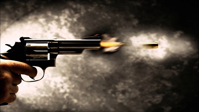 Trung uy cong an thiet mang khi su dung sung hinh anh