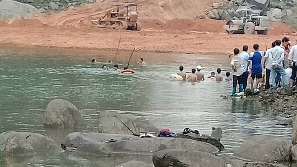 Nam sinh lop 5 duoi nuoc khi tam ho thuy loi hinh anh