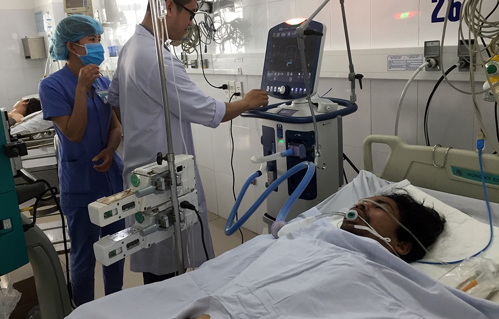 Nghi ngo doc ruou, hang chuc nguoi vao vien kiem tra suc khoe hinh anh