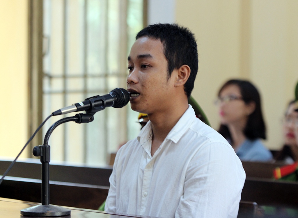 Tưới xăng đốt vợ ảnh 1 Tuoi xang dot vo anh 1