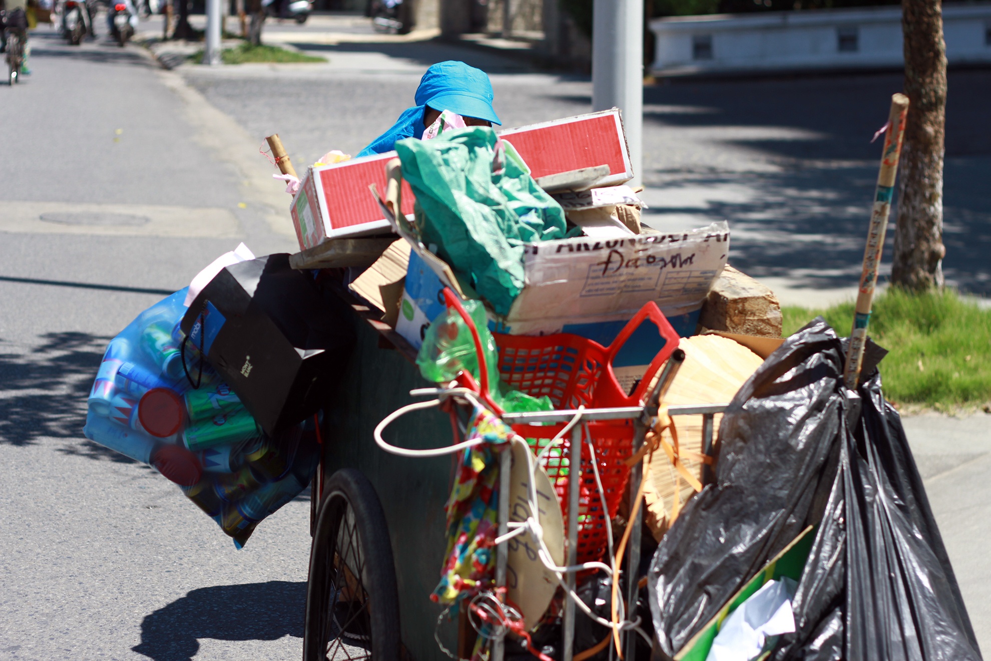 Nguoi Hue mac vong trong cong vien tranh nong anh 10