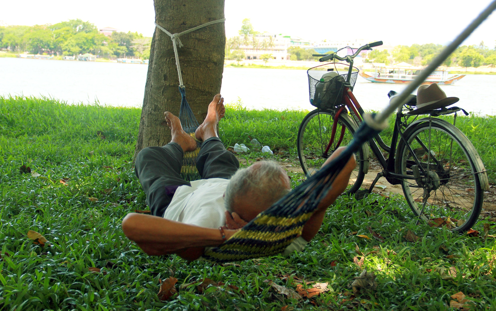 Nguoi Hue mac vong trong cong vien tranh nong anh 12