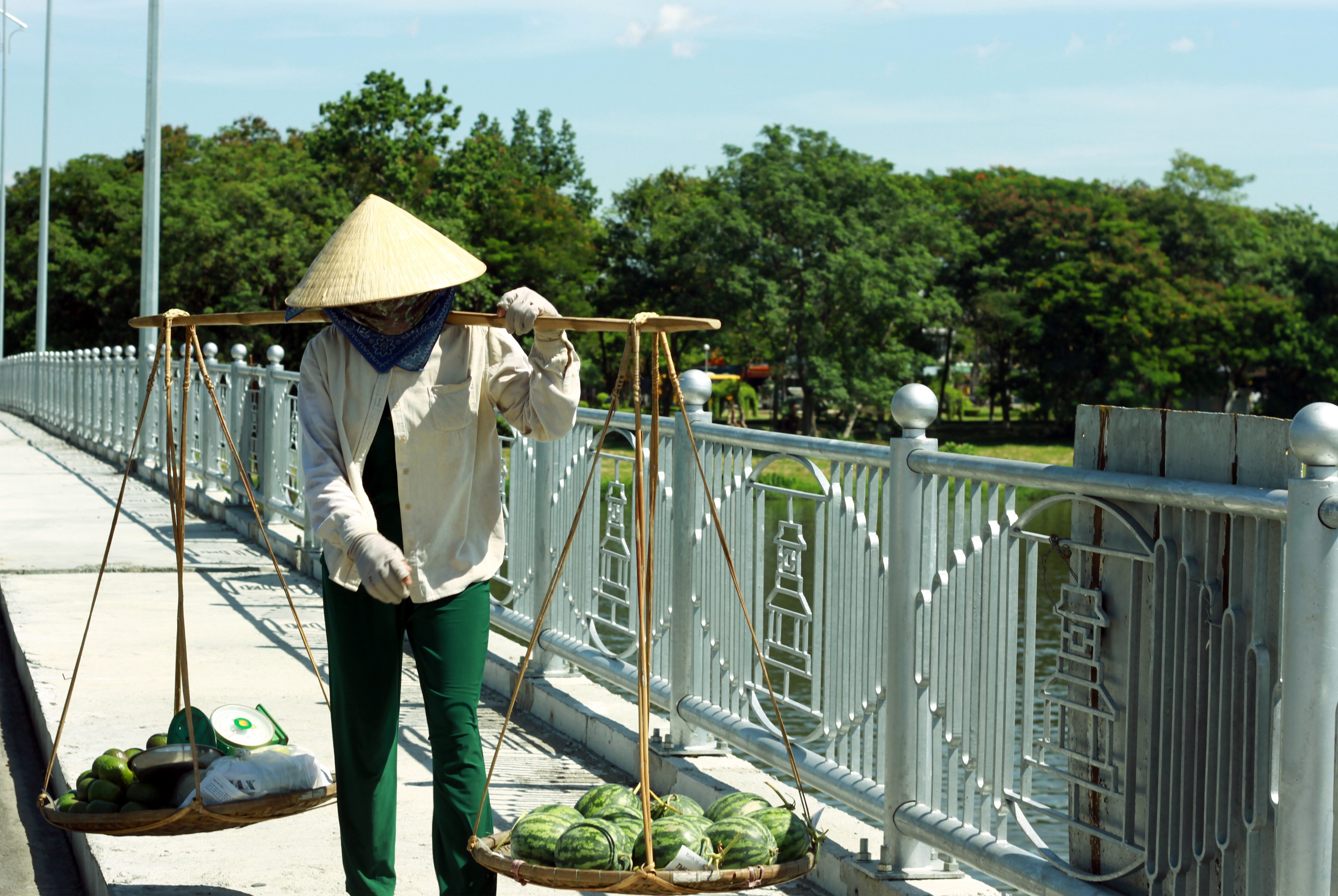 Nguoi Hue mac vong trong cong vien tranh nong anh 2