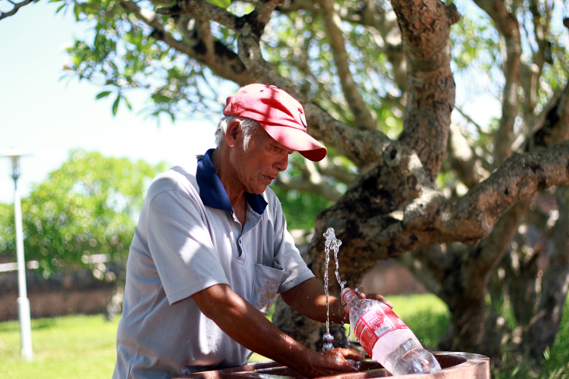 Nguoi Hue mac vong trong cong vien tranh nong anh 7