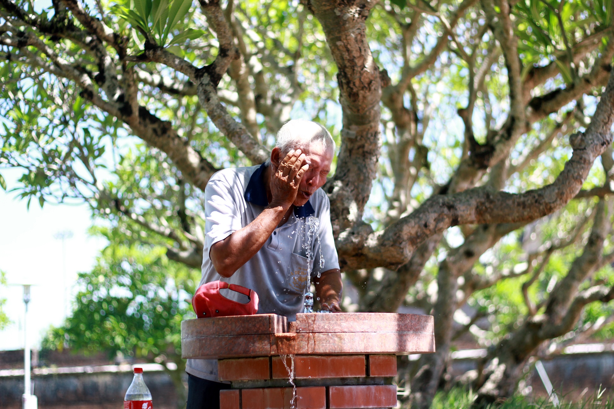 Nguoi Hue mac vong trong cong vien tranh nong anh 8