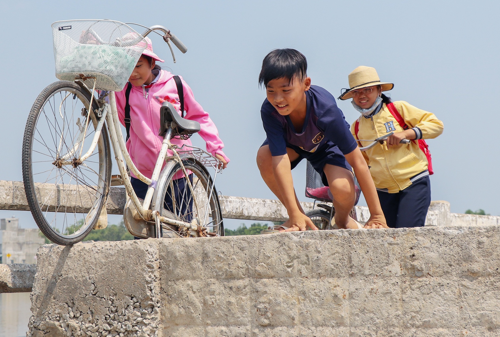 Hoc sinh lieu minh di qua cau sap sap o Quang Nam hinh anh