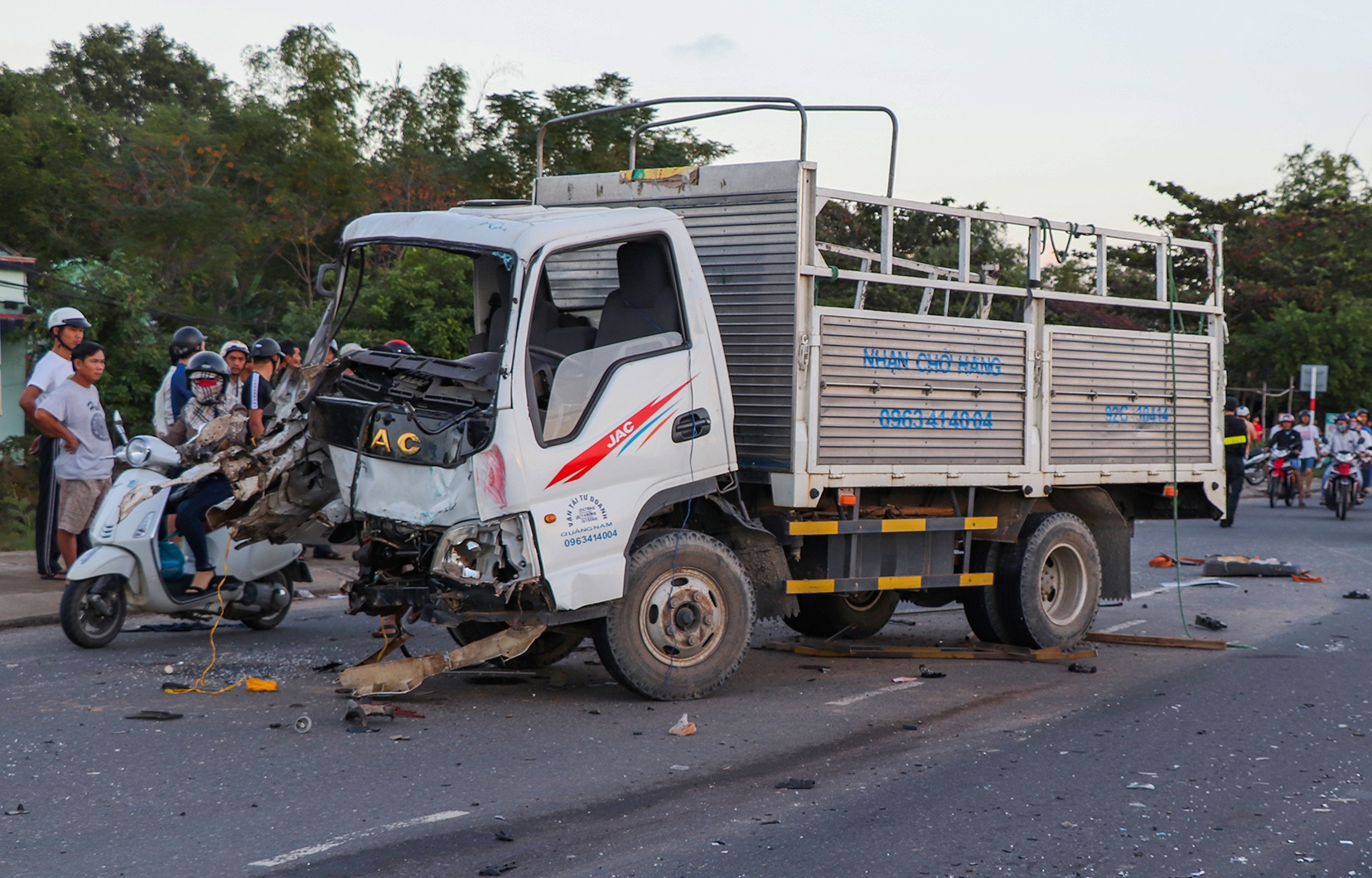 Hien truong vu tai nan giua 3 oto va 2 xe may khien 1 nguoi tu vong hinh anh