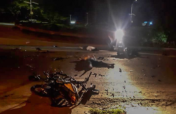 Hai xe may dau dau, 3 nguoi thiet mang hinh anh