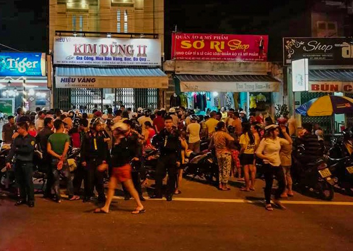 Thanh nien bit mat, cam bua cuop tiem vang o Quang Nam hinh anh