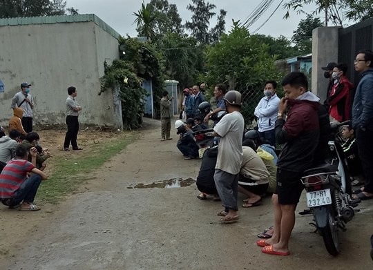 Thi the nam sinh vien boc mui trong phong tro hinh anh