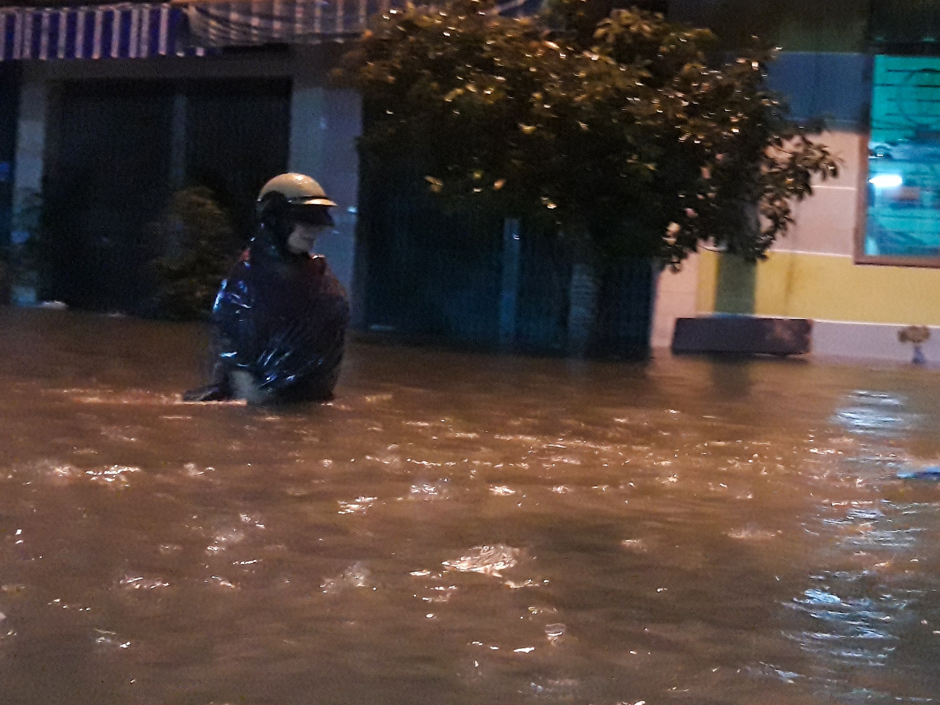 nuoc ngap tran vao nha anh 2