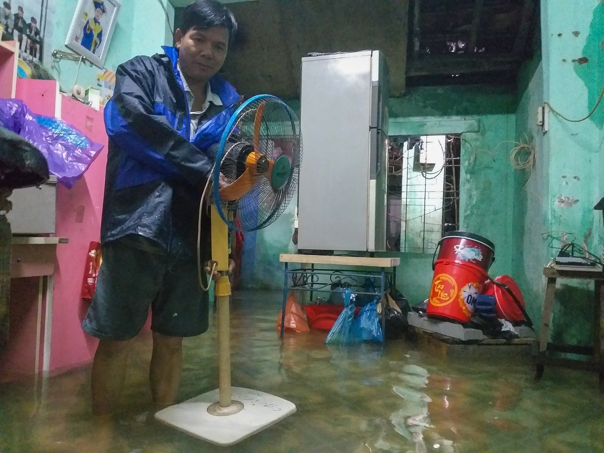 nuoc ngap tran vao nha anh 3