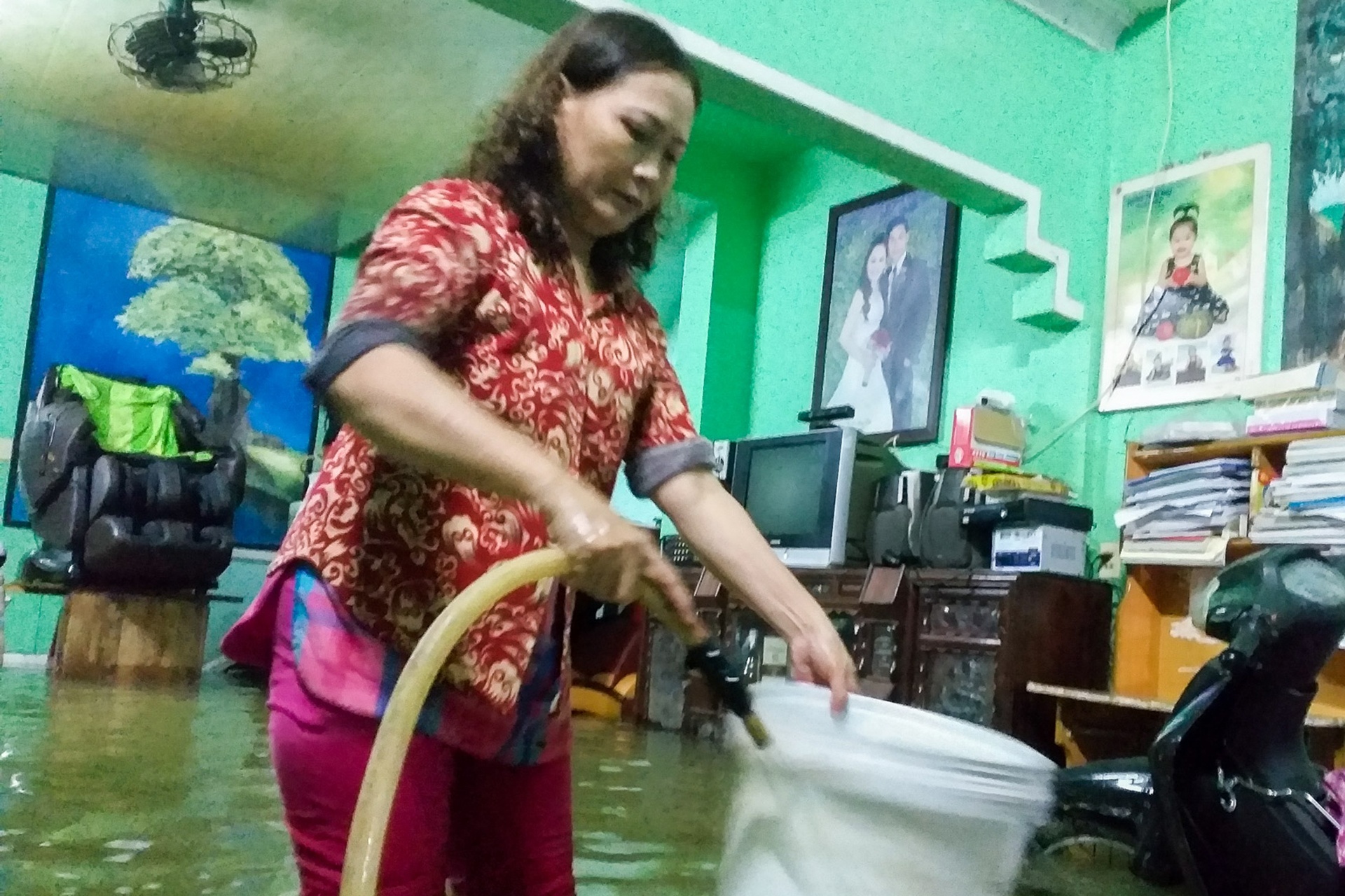 nuoc ngap tran vao nha anh 5