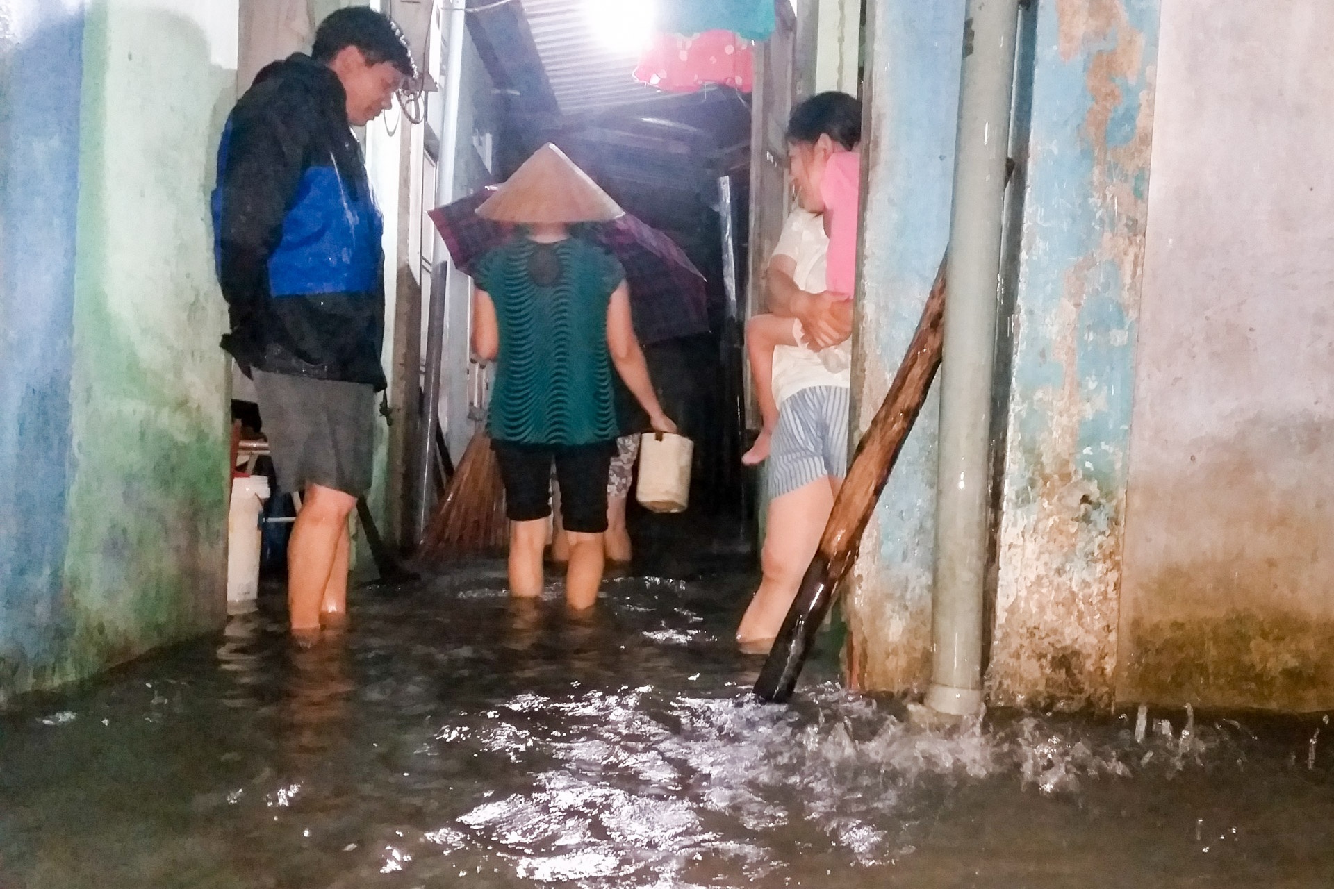 nuoc ngap tran vao nha anh 1