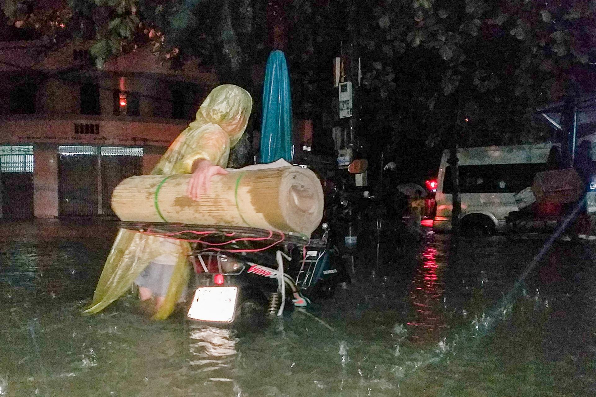 nuoc ngap tran vao nha anh 6