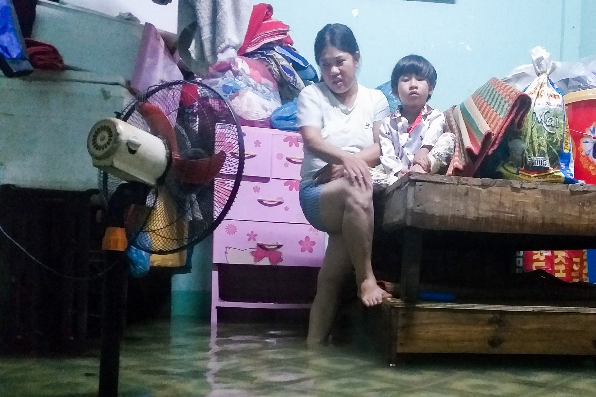 nuoc ngap tran vao nha anh 4