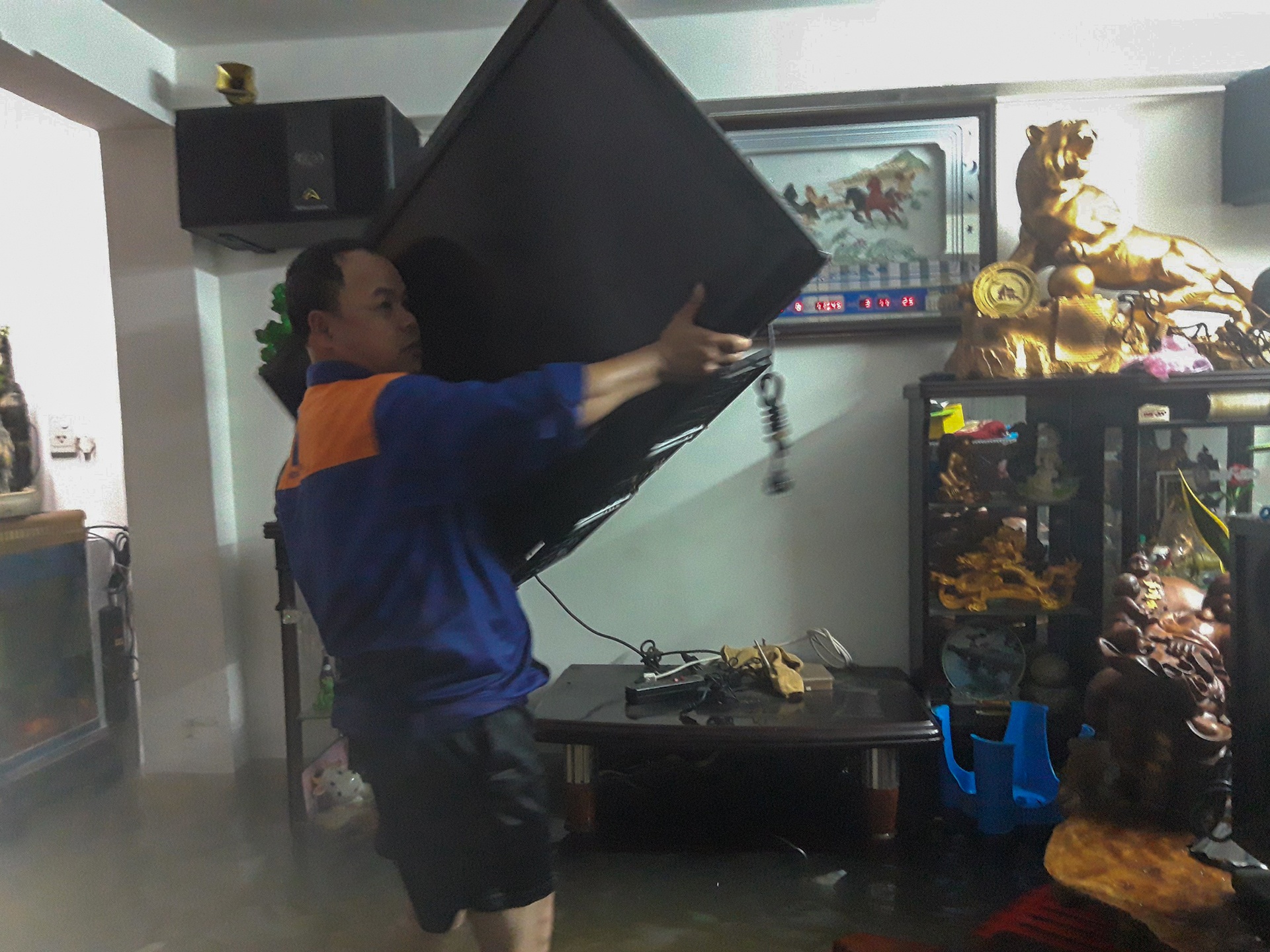 nuoc ngap tran vao nha anh 8