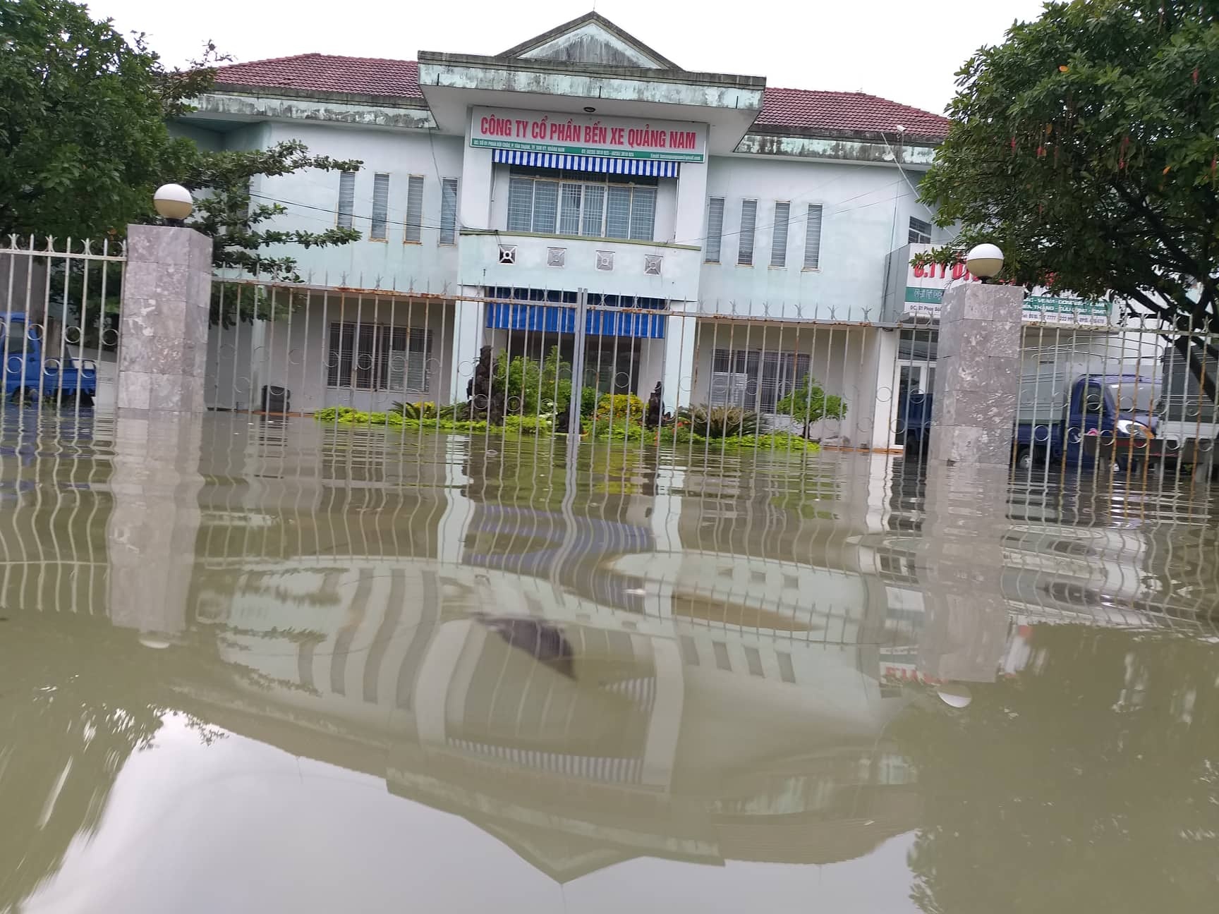 nuoc ngap tran vao nha anh 9