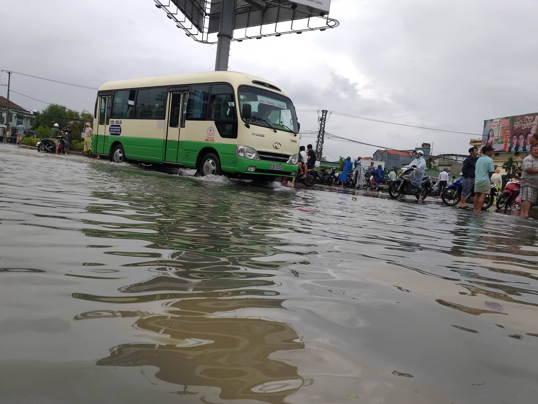 nuoc ngap tran vao nha anh 10