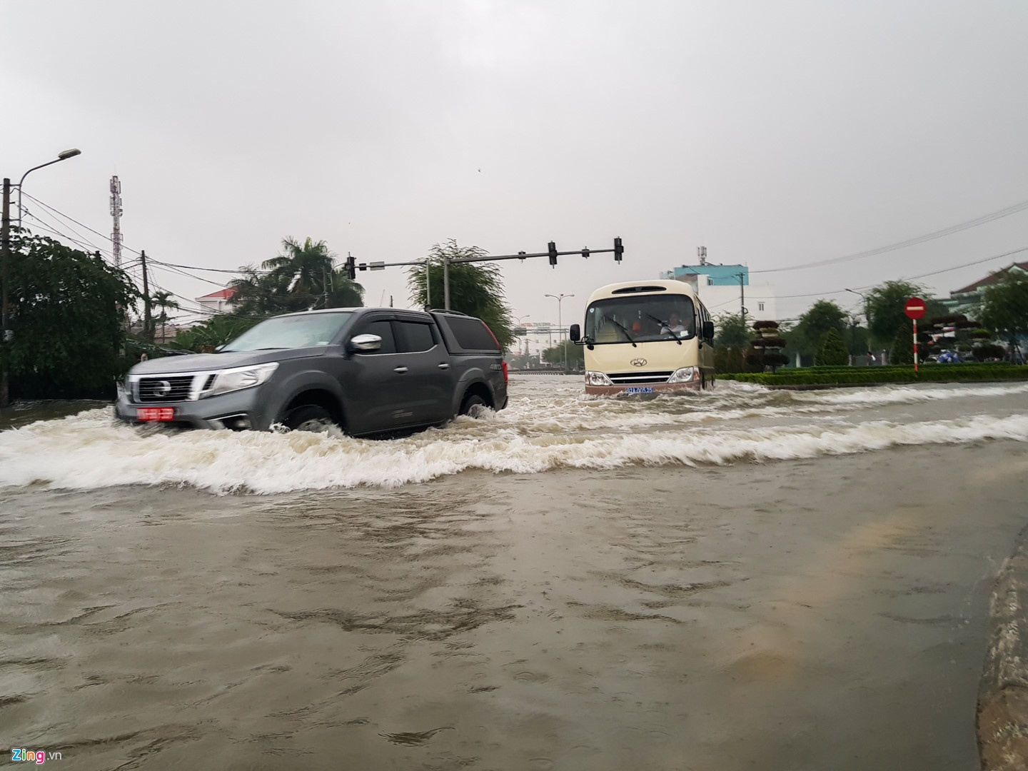 Quoc lo 1 qua Quang Nam ngap sau, nguoi dan chat vat di chuyen hinh anh