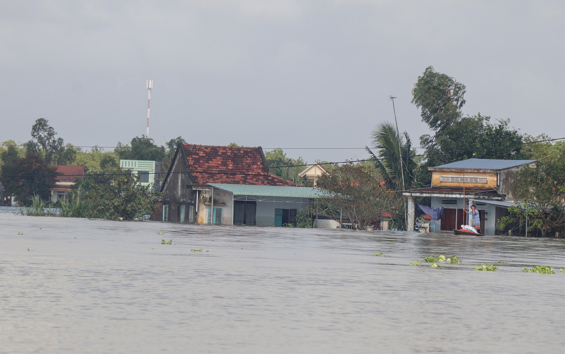 Lu rut o Quang Nam, ho Phu Ninh tang luong xa len 500 m3/s hinh anh