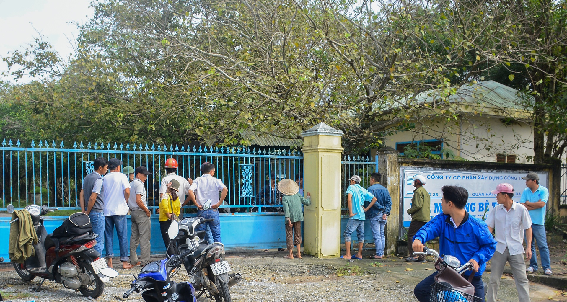 Bi cuon vao may tron be tong, nam cong nhan tu vong hinh anh