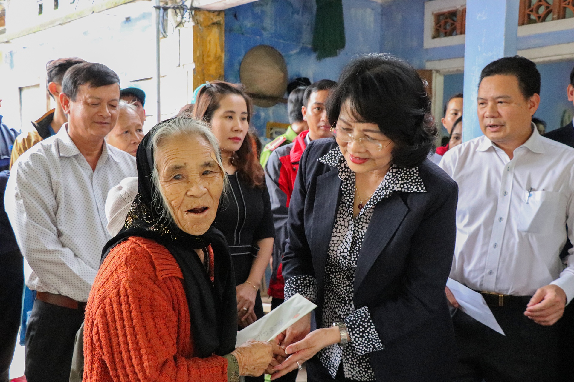 Pho chu tich nuoc den tham gia dinh dan quan thiet mang vi cuu nguoi hinh anh