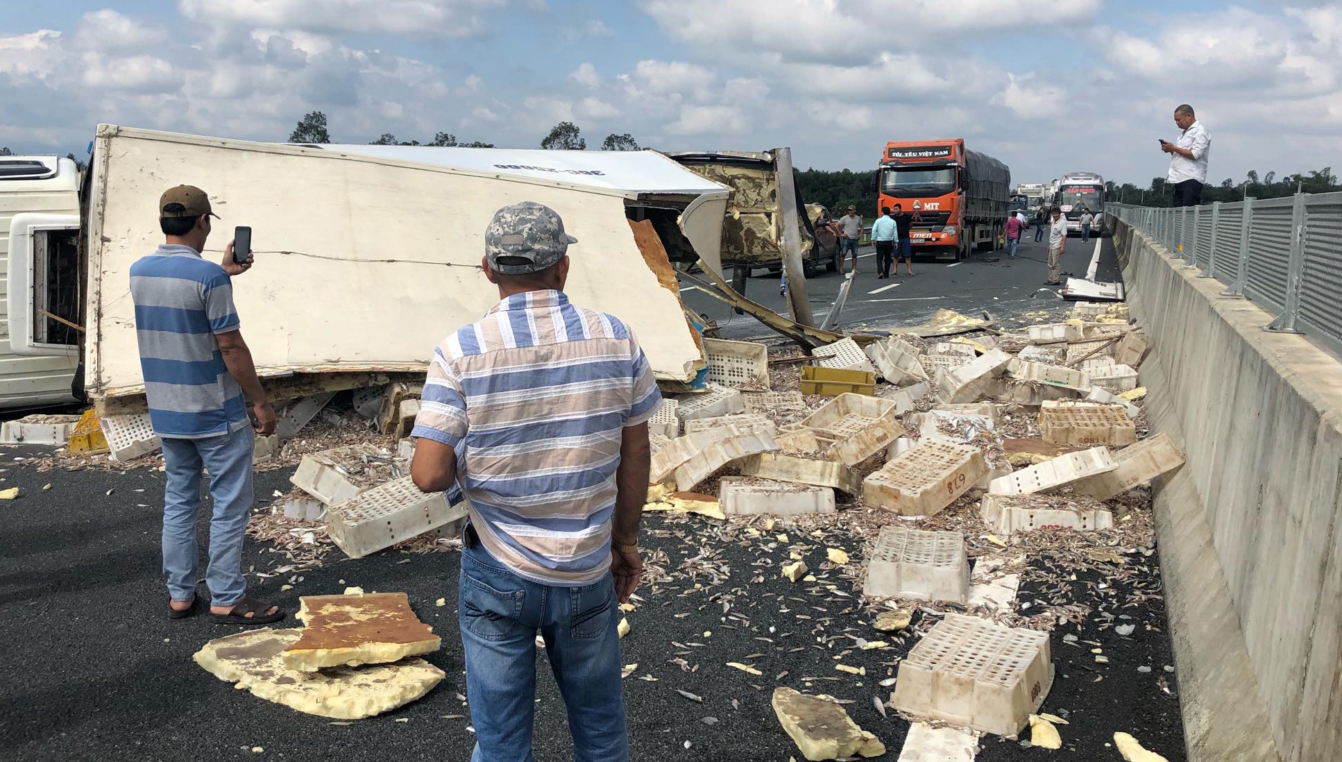 Tai nan tren cao toc Da Nang - Quang Ngai, 2 nguoi bi thuong hinh anh