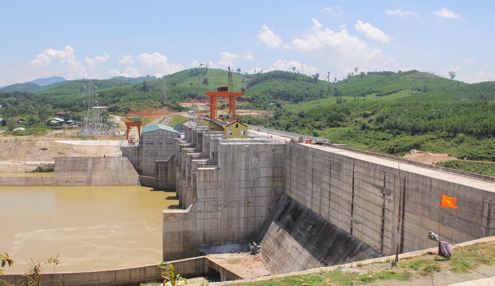 Nguoi dan ong nhat sat vun bi cuon troi khi thuy dien xa nuoc hinh anh