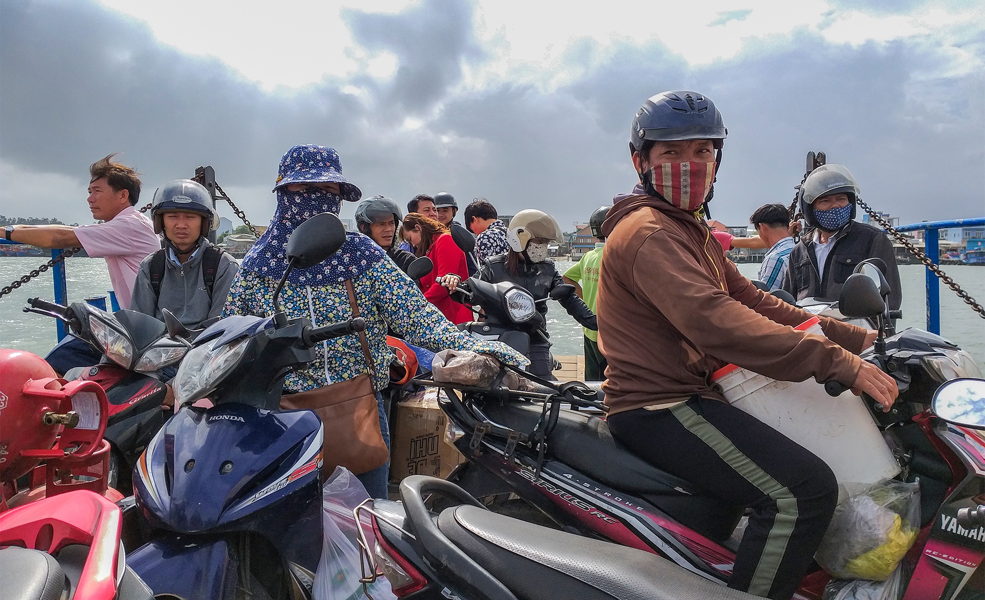 Nguoi dan Quang Nam kho so vi khong co cau, tau van chuyen hu hong hinh anh