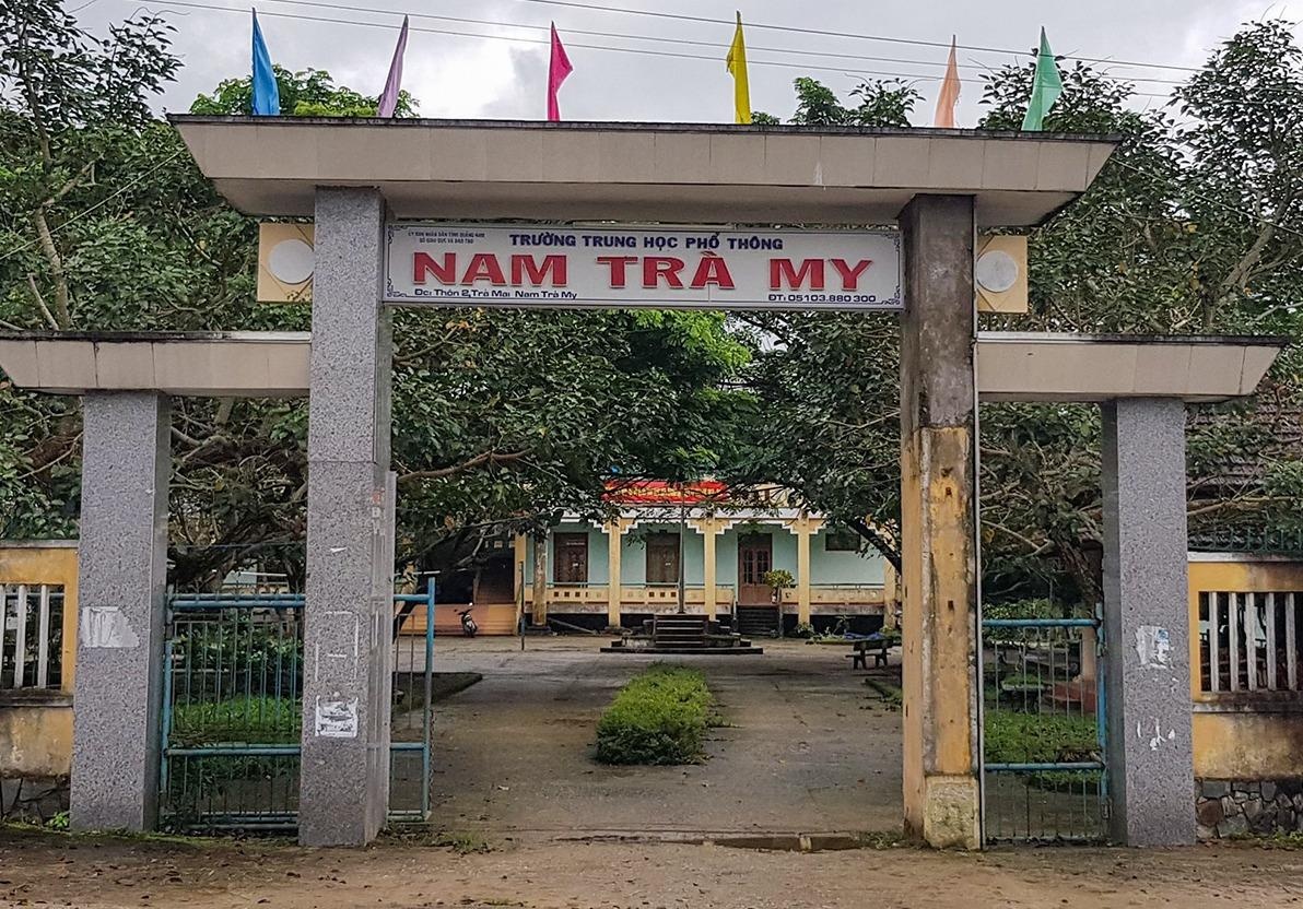 Nam sinh dam ban tu vong o ky tuc xa truong hinh anh