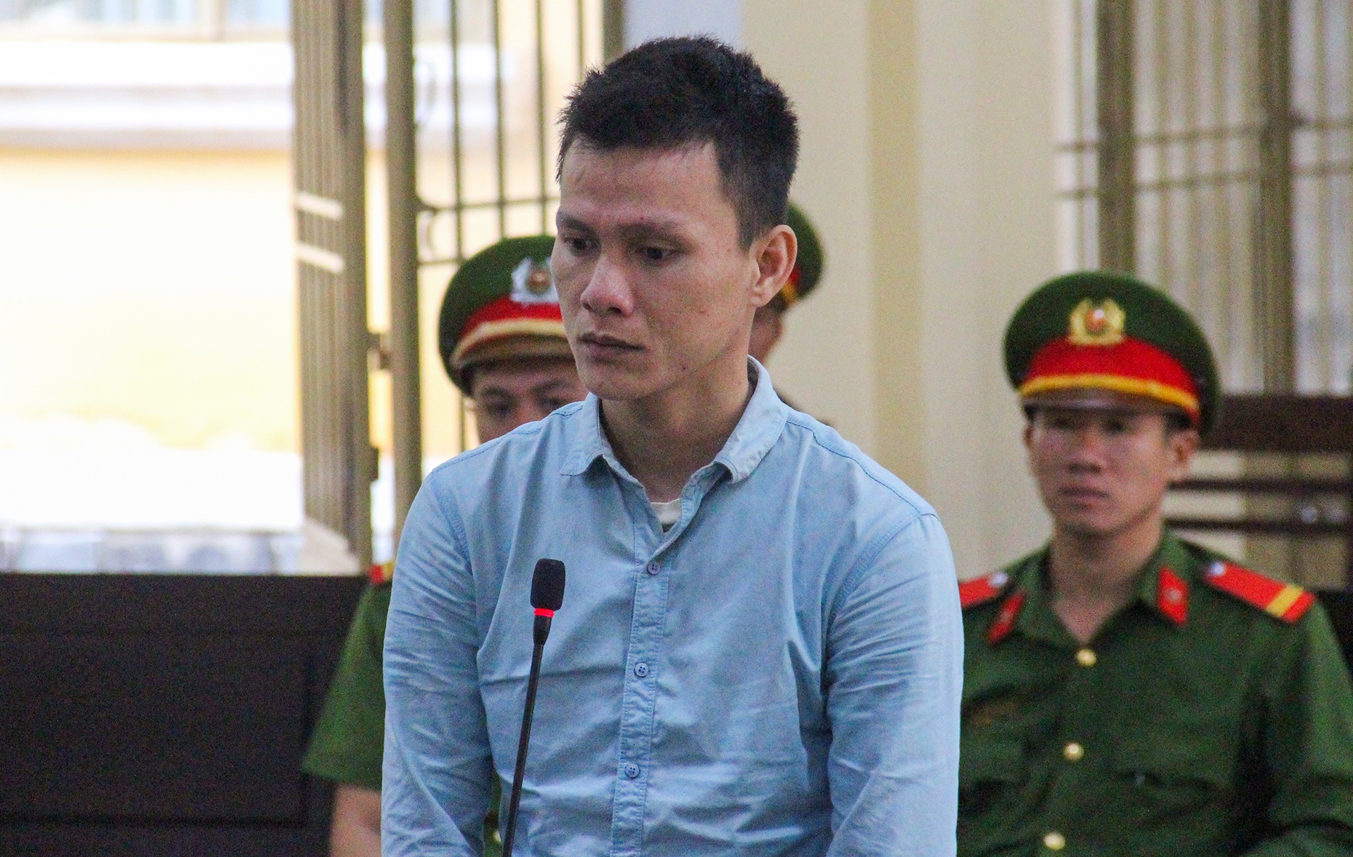 Ke chem bac ruot tu vong roi bo tron nhan an chung than hinh anh
