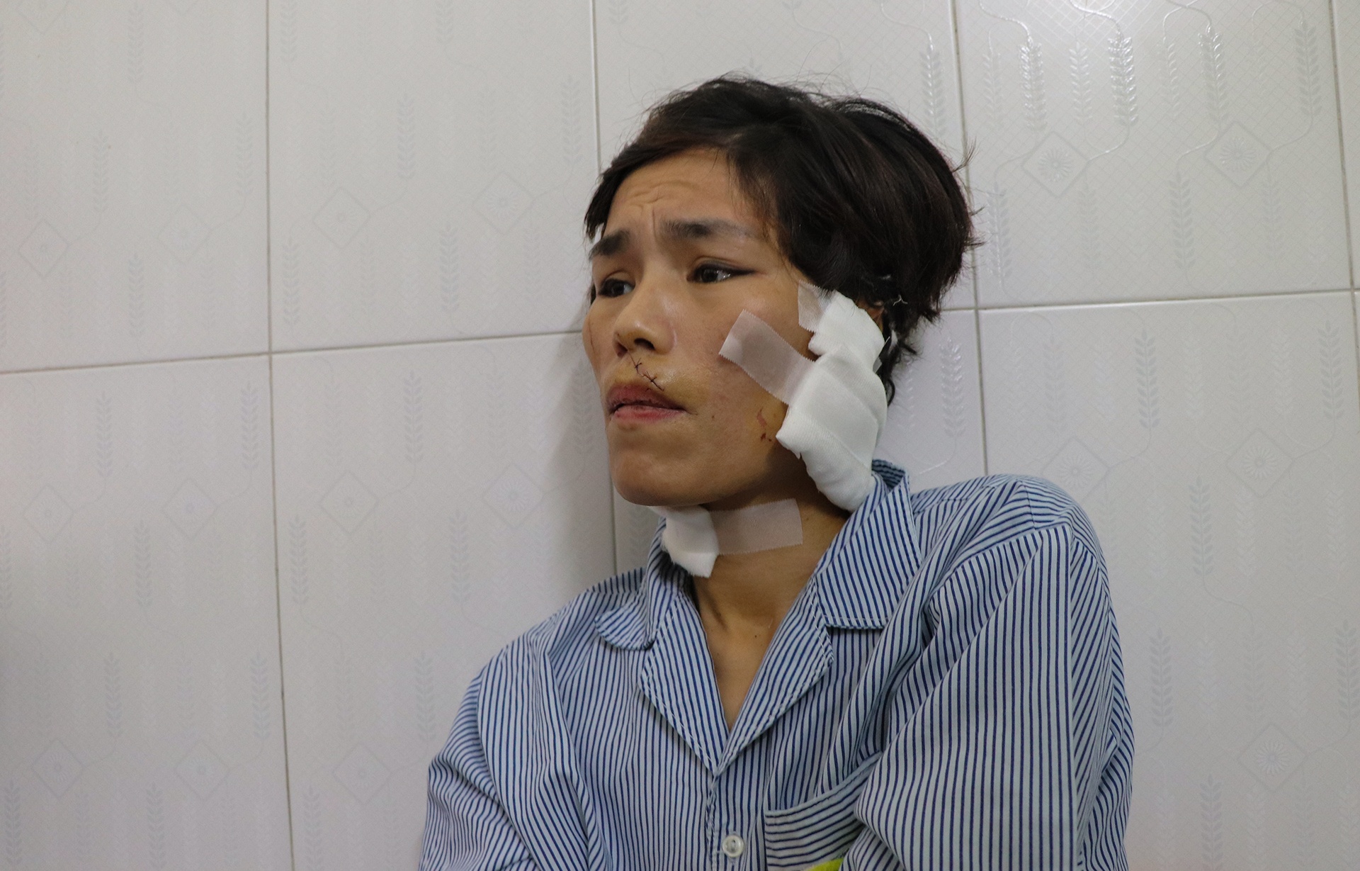 Nguoi phu nu to chong cu cat tai hinh anh