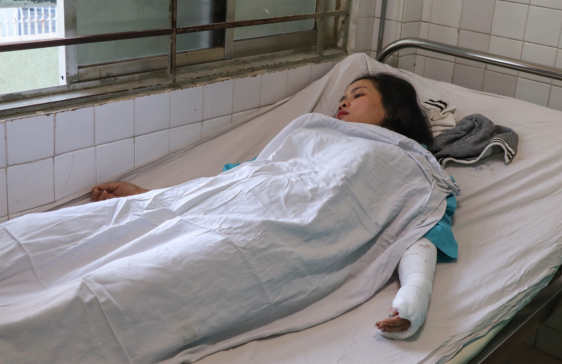 Loi ke nguoi cuu nan nhan lat xe khach o deo Hai Van anh 1