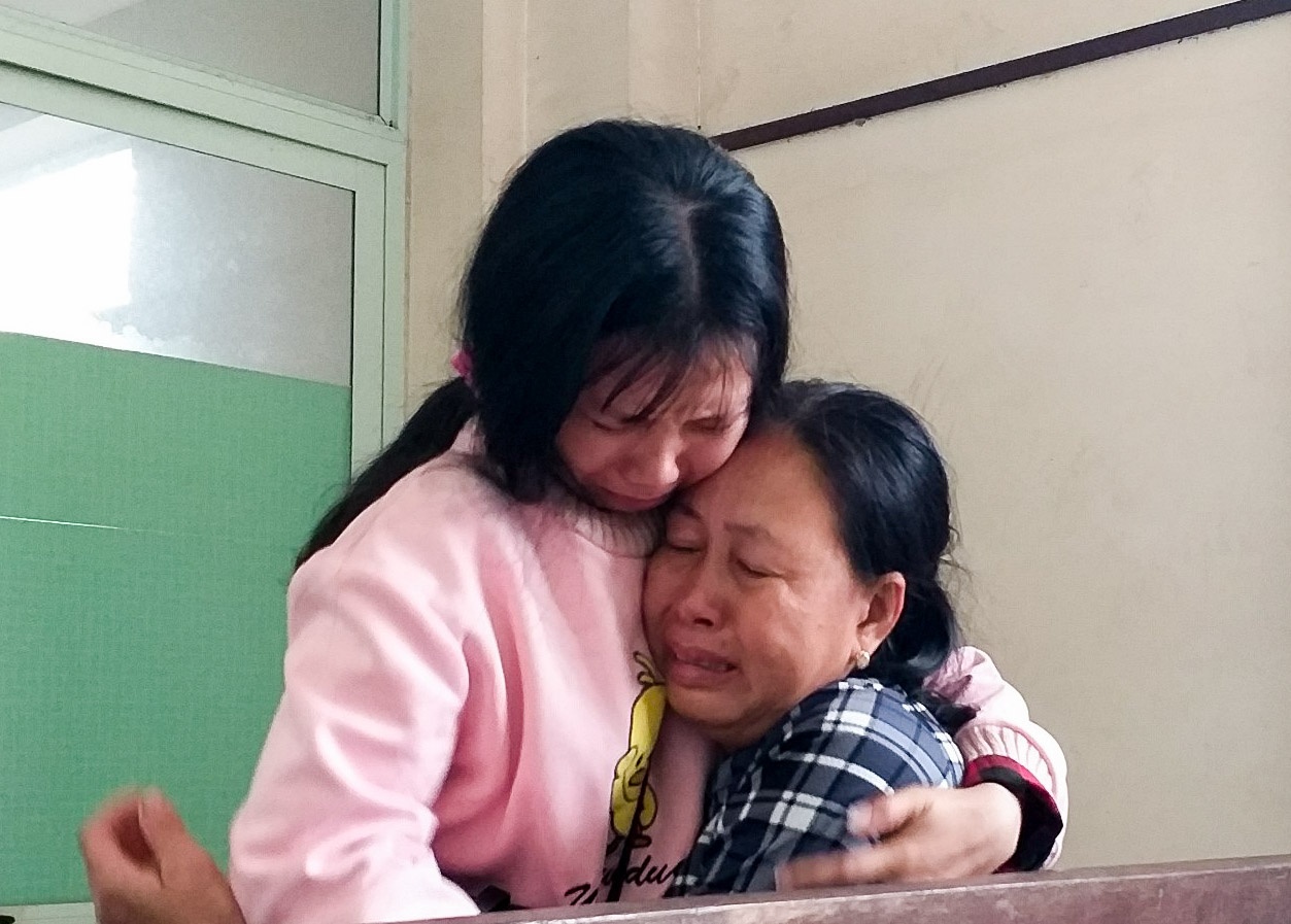 Tieng khoc xe long tien sinh vien tu nan o deo Hai Van ve que hinh anh