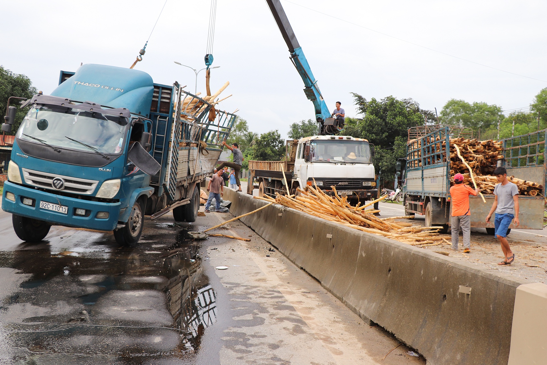 Xe tai lat chan ngang quoc lo, 3 nguoi bi thuong hinh anh