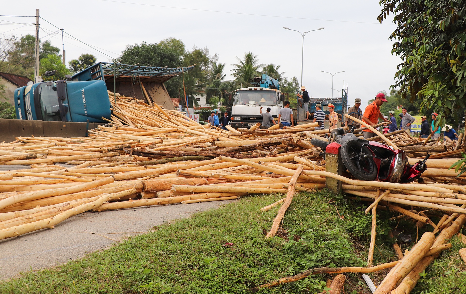 lat xe tai o Quang Nam anh 1