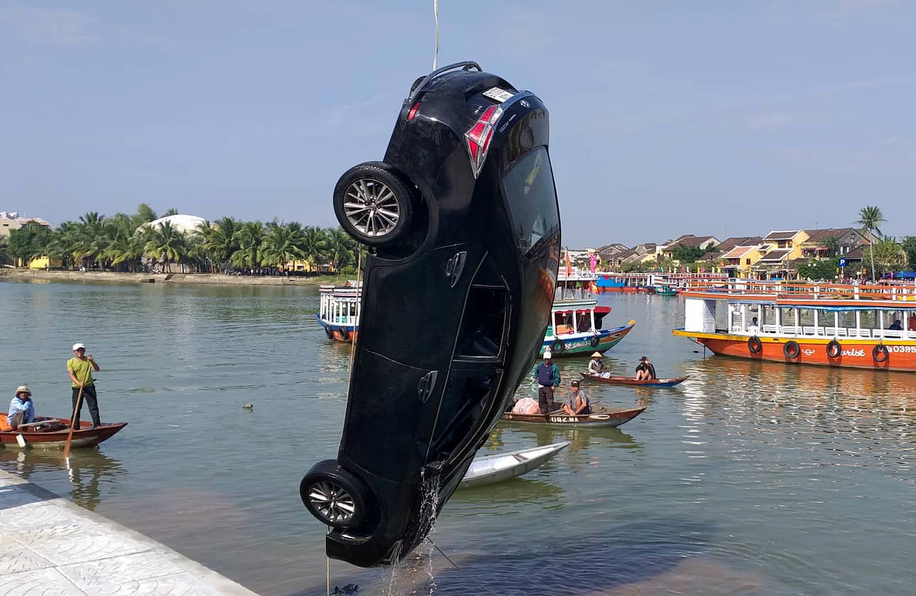 2 vo chong va con trai thiet mang khi oto lao xuong song o Hoi An hinh anh